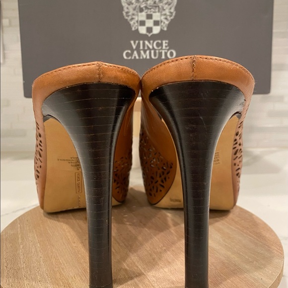 Vince Camuto slip on heels size 9 1/2 - Picture 3 of 5